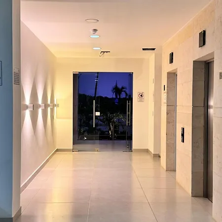 Con Piscina, Playa Y Cerca Aeropuerto De