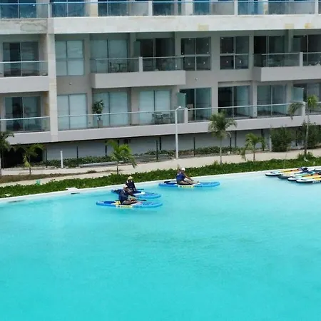 Con Piscina, Playa Y Cerca Aeropuerto De *